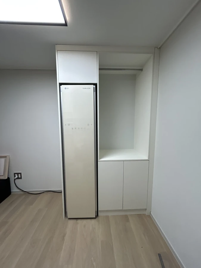 같은 자리에 스타일러와 옷걸이봉, 하부장을 짜 넣은 붙박이장