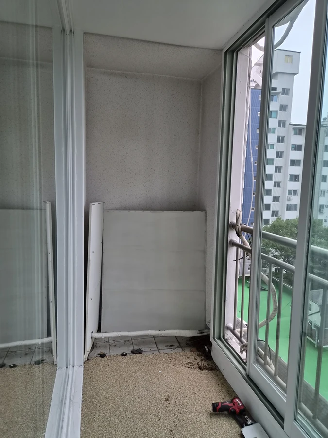 자재만 세워둔 베란다 자투리 공간